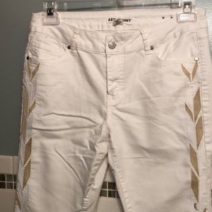 Women’s white Jeans, size 10. 5 pockets